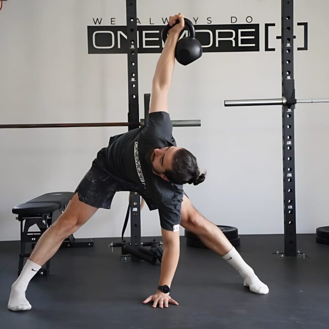 fitness tréner vykonáva kettlebell windmill